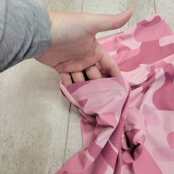 Zyia Light N Tight Pink Camo High Rise Pocketed Cropped Leggings 4 - Picture 7 of 9